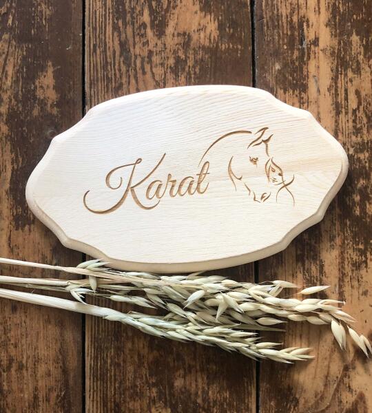 Plaque d’écurie en bois de pin – nom gravé &amp; dessin cheval